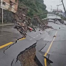 Vídeo: rua de Gramado (RS) desmorona depois de fortes chuvas - Reprodução/Redes sociais