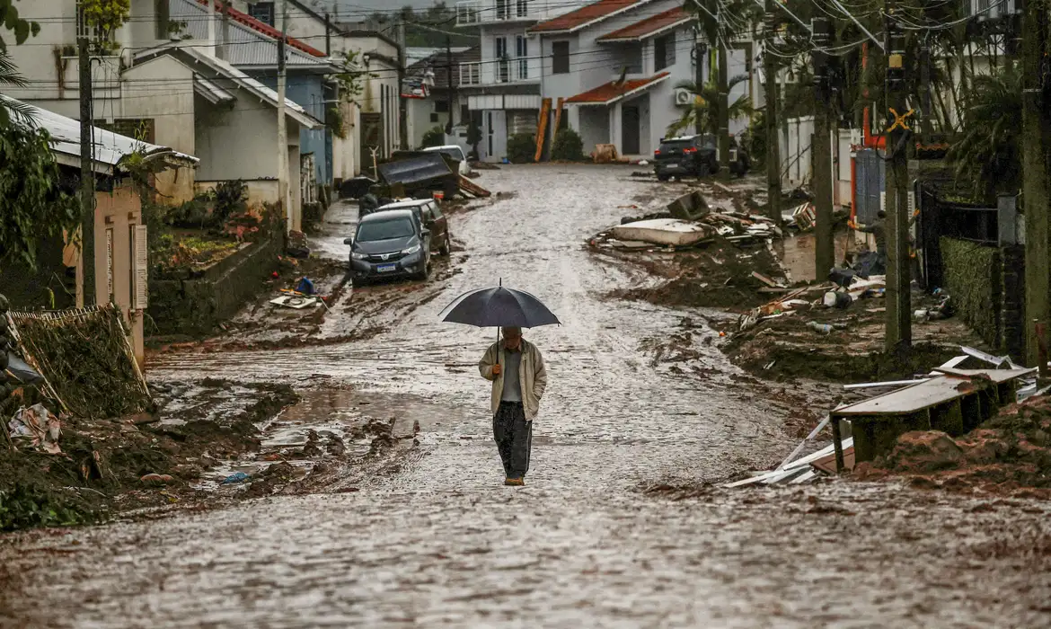 Mais de 80 mil pessoas estão desabrigadas no Rio Grande do Sul -  (crédito: EBC)