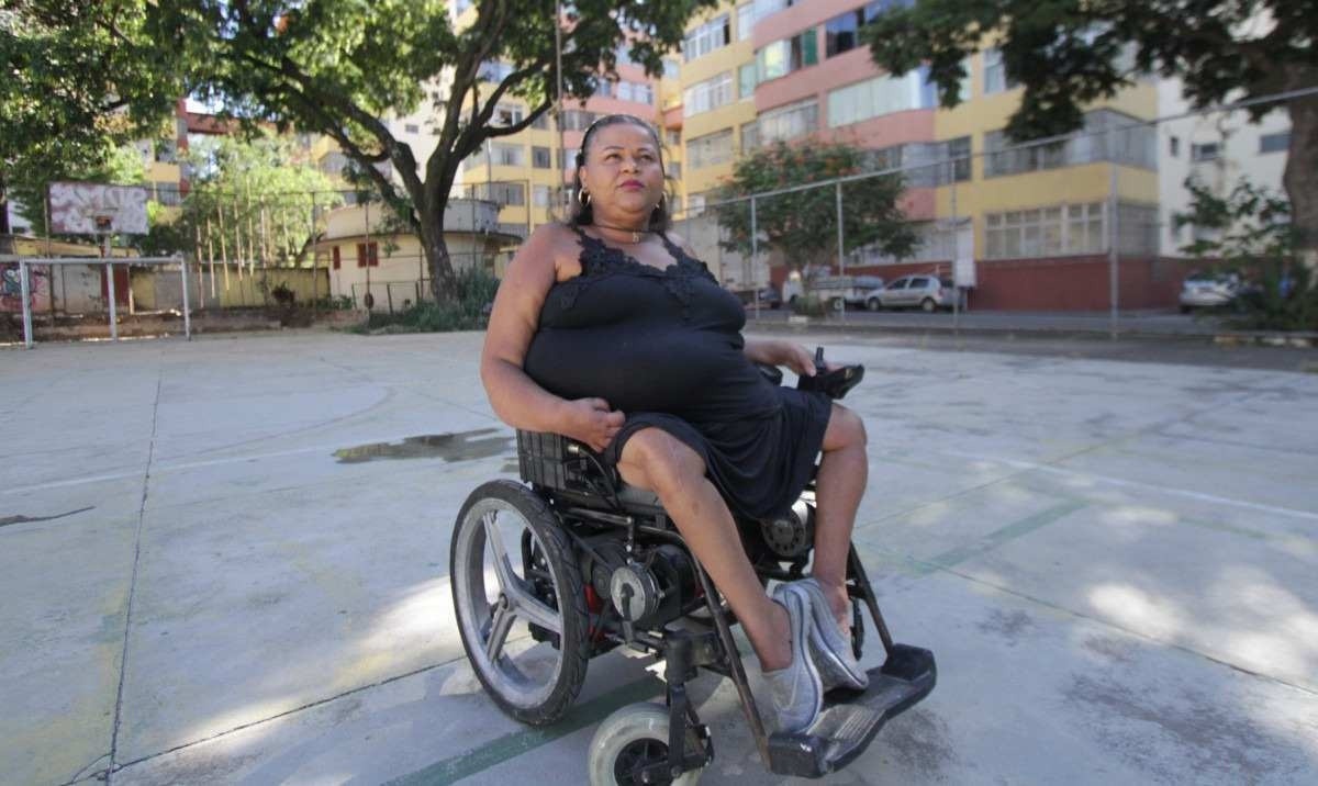 Adriana Pereira, moradora do IAPI, precisou fazer rampa de acesso para entrar e sair do prédio
