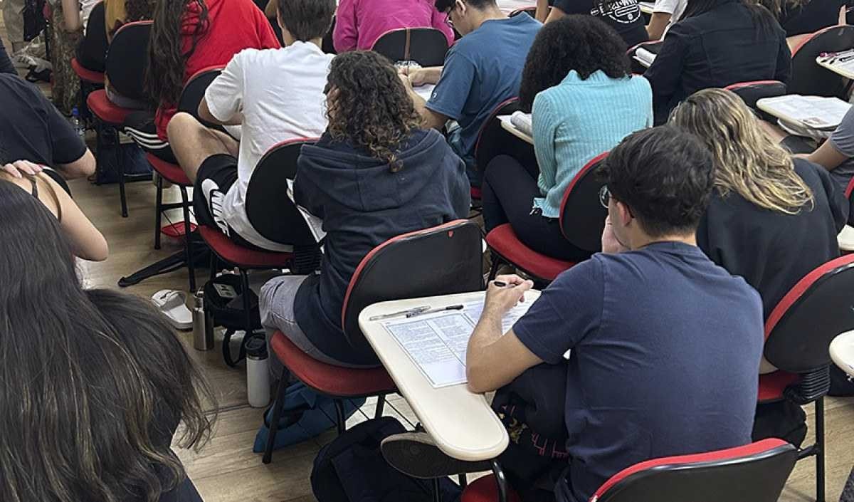 Alunos em sala de aula fazendo simulado para o Enem