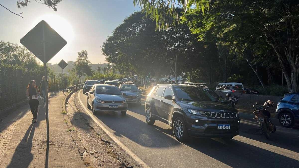 Acidente na Nossa Senhora do Carmo deixa trânsito lento nesta segunda-feira