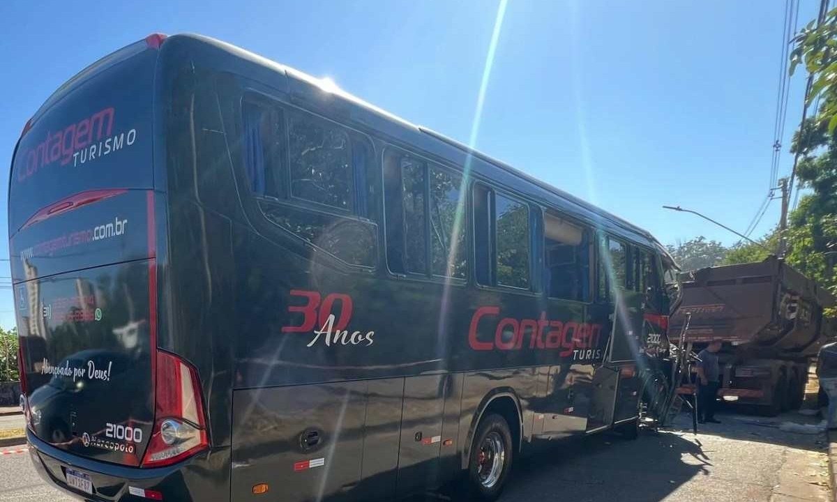 Ônibus colidiu no reboque da carreta -  (crédito: Edésio Ferreira/EM/D.A.Press)