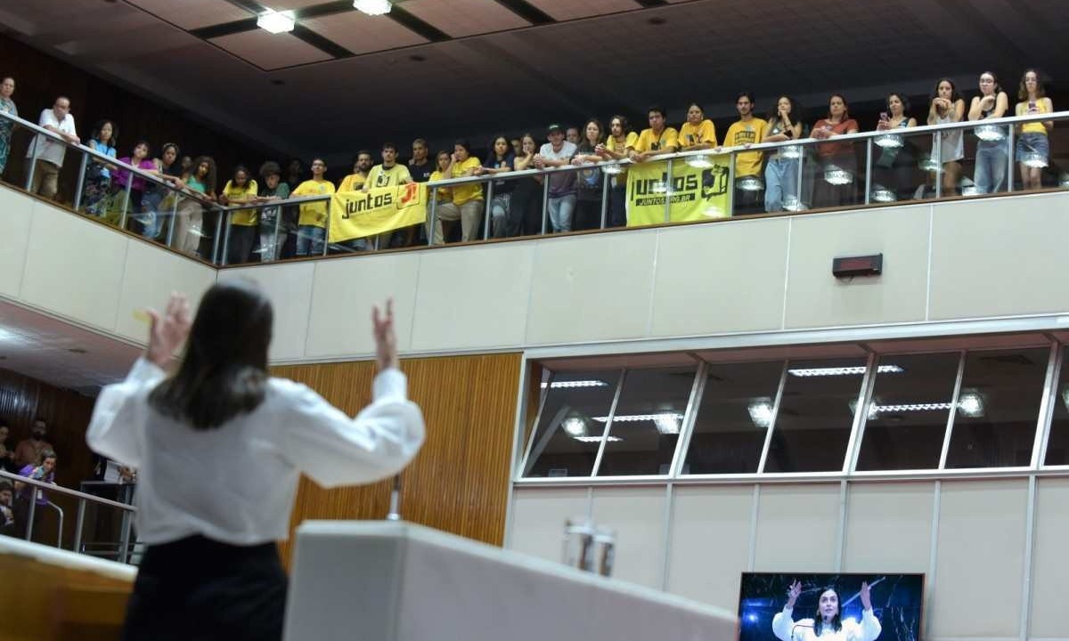 Estudantes marcaram presença nas galerias da Assembleia nesta terça-feira (14/5) -  (crédito: Daniel Protzner/ALMG)