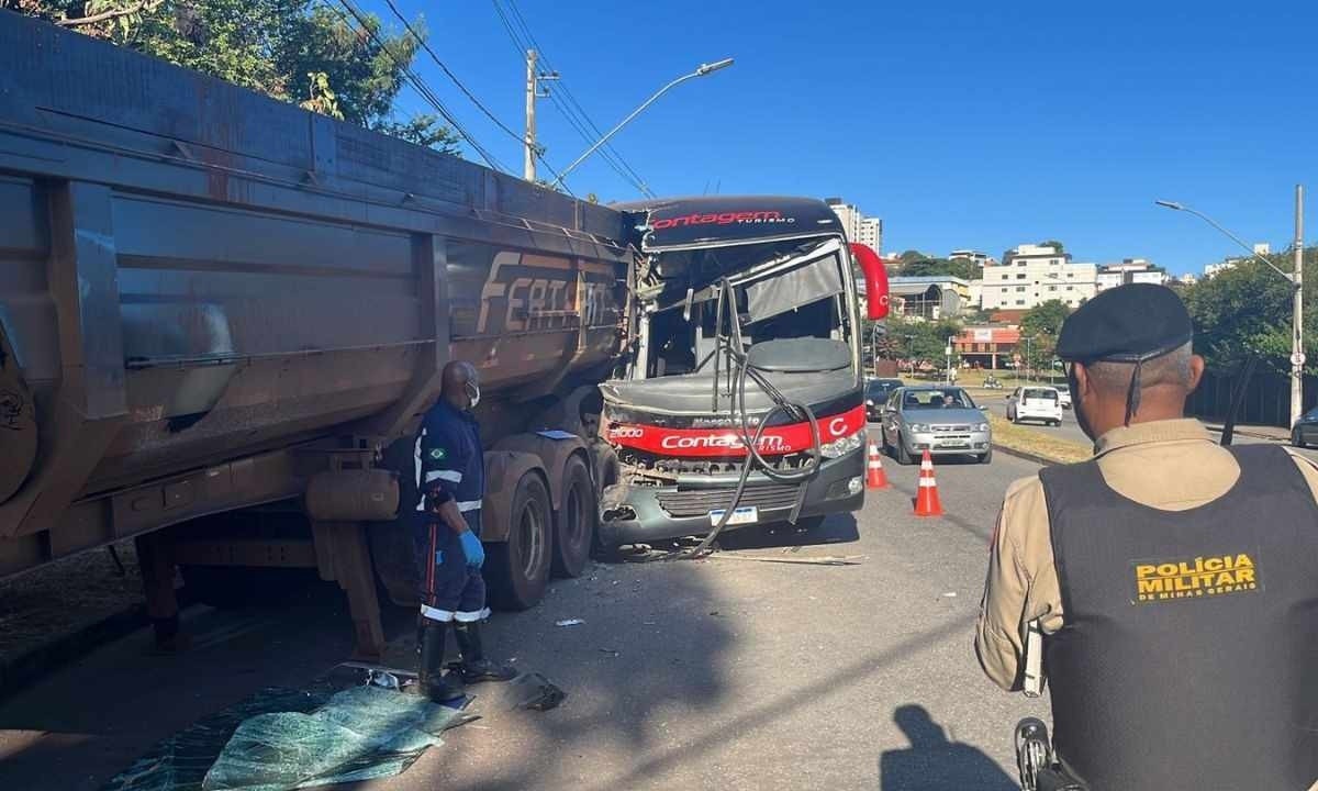 Acidente envolvendo &ocirc;nibus e carreta na Avenida Deputado &Aacute;lvaro Ant&ocirc;nio, bairro Ind&uacute;strias I, na Regi&atilde;o do Barreiro, em BH, deixa feridos na manh&atilde; desta ter&ccedil;a (14/5) -  (crédito: Wellington Barbosa/EM/DA Press)