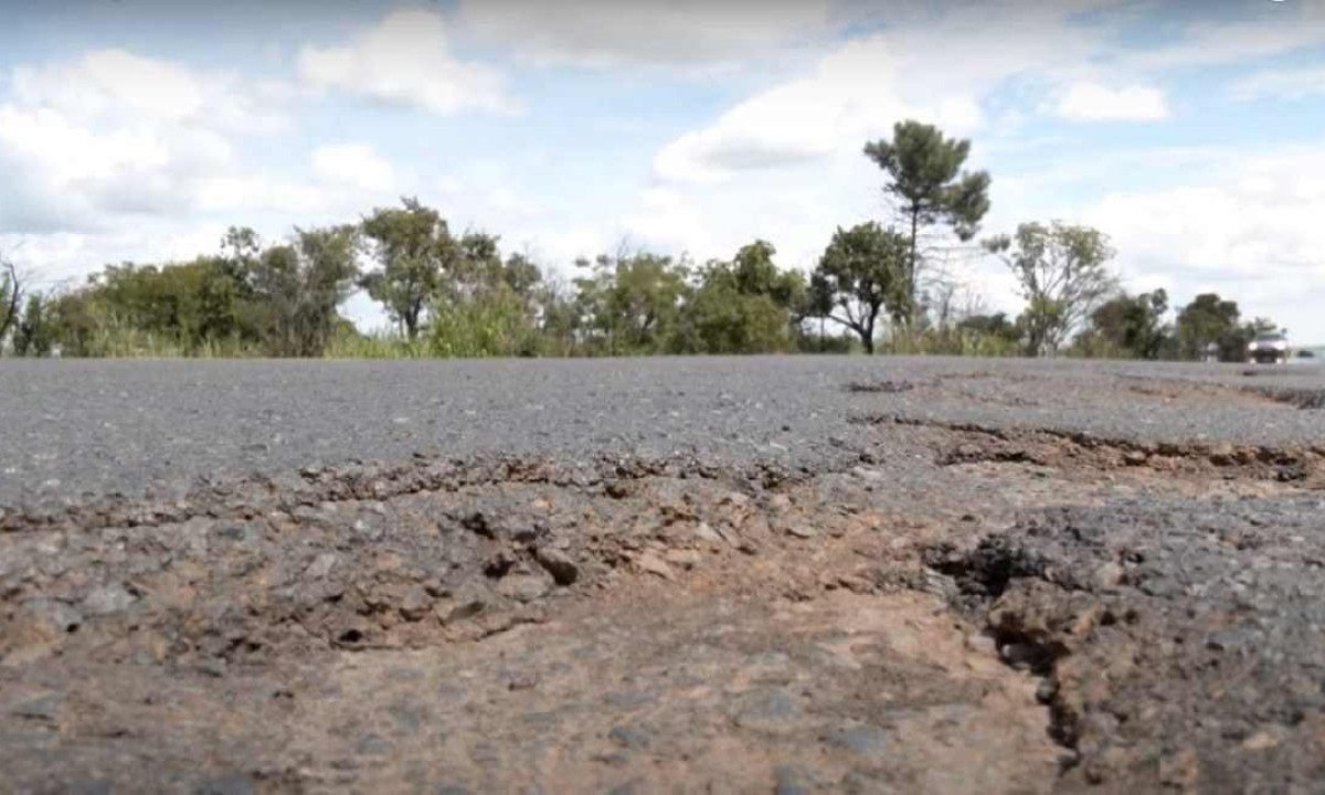 Há um mês, a BR-365, no Triângulo, era uma sequência de buracos e pista ruim. Só agora começaram a tapar buracos. A estrada é administrada pela EPR, mesma empresa que vai assumir a BR-040, de BH ao Rio. 
 -  (crédito: Lorena Soares/Divulgação)