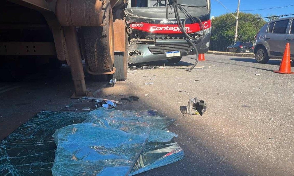 Acidente entre &ocirc;nibus e carga de carreta que estava parado  -  (crédito: Wellington Barbosa/EM/D.A.Press)