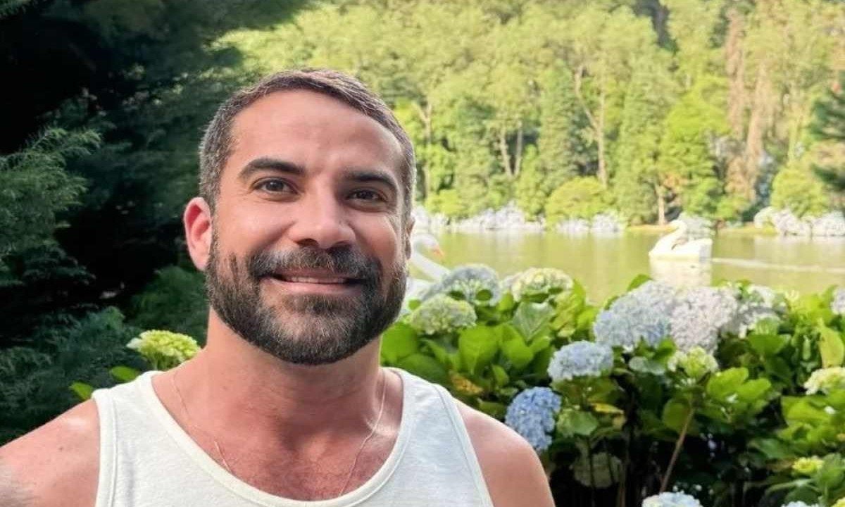 Médico Leandro Medice posa em parque com lago -  (crédito: Arquivo pessoal)