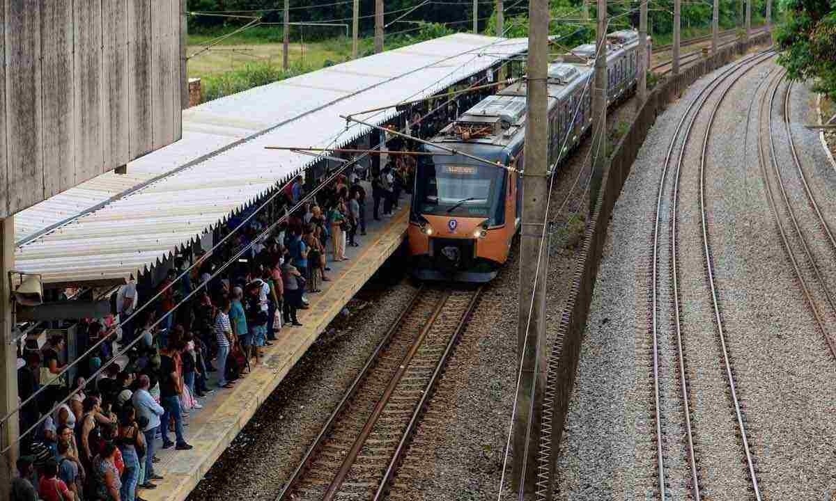 Passageiros aguardam composição do metrô de BH na plataforma de embarque da Estação Santa Efigênia -  (crédito: Túlio Santos/EM/D.A Press)