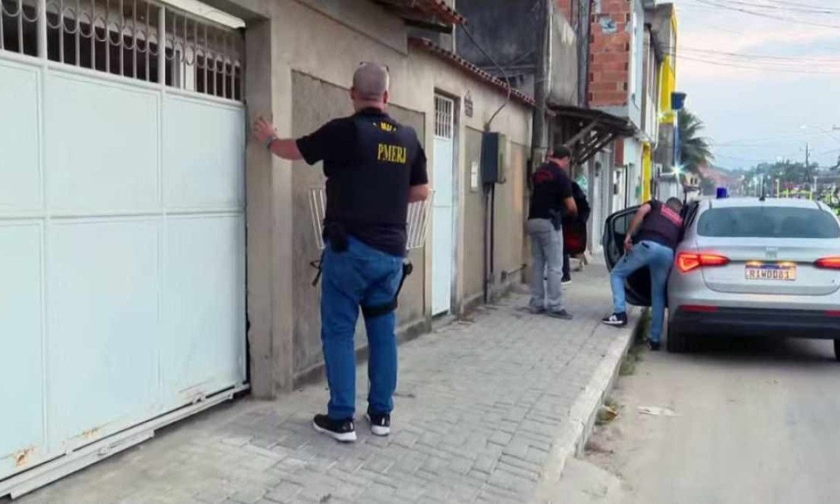 Policiais estão indo às casas dos policiais militares alvos da operação no RJ -  (crédito: Reprodução / TV Globo)