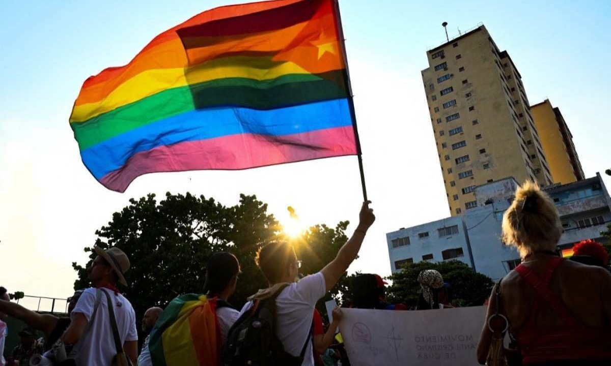 Pessoas participam de passeata LGBTQIA+ em Havana (Cuba)  -  (crédito: YAMIL LAGE / AFP)