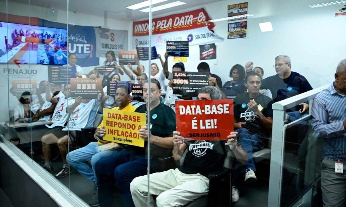 Servidores se manifestam contrário a proposta de recomposição salarial de 3,62% do funcionarismo mineiro -  (crédito: Alexandre Netto/ALMG)