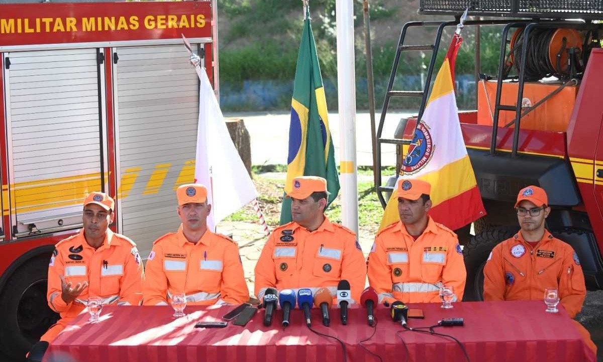 Subtenente Faria, Major Heitor, Tenente Cel. Welter,.Ten. Cel. Neves e Capitão Matos, do CBMMG -  (crédito: Leandro Couri/EM/DA.Press.Brasil.MG.Belo Horizonte)