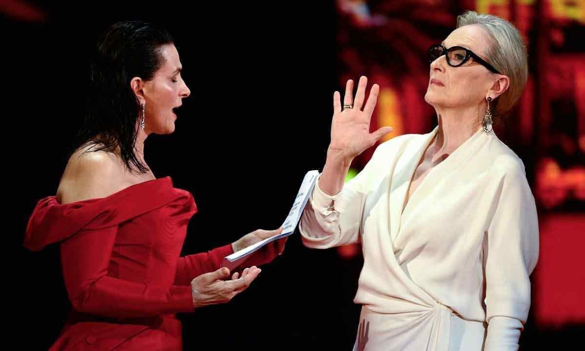 Atriz francesa Juliette Binoche se emocionou ao entregar a Palma de Ouro honorária à norte-americana Meryl Streep -  (crédito: CHRISTOPHE SIMON/AFP)