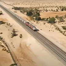 Ferrovia gigante no deserto será uma das maiores do mundo! - Youtube Canal Construction Time