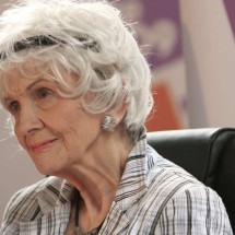 Morre Alice Munro, Nobel de Literatura que foi mestra do conto, aos 92 anos - PETER MUHLY / AFP