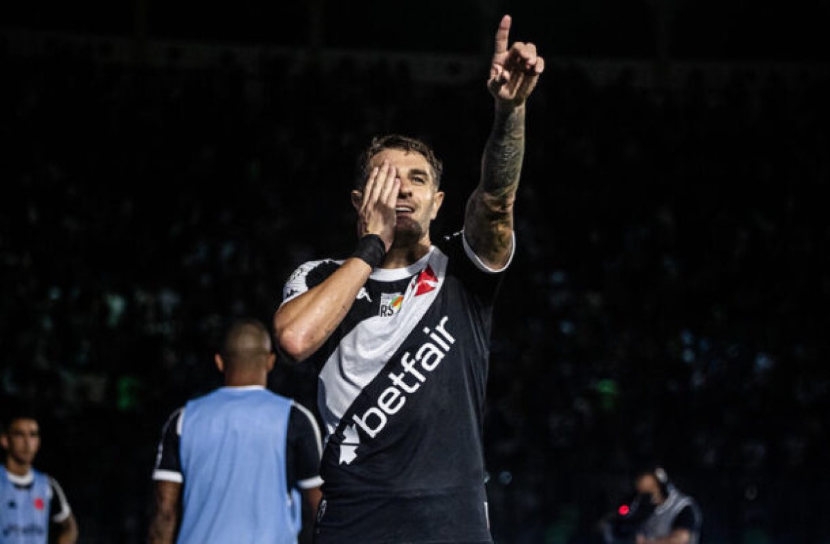 Vegetti celebra gol e brinca com atacante do time feminino do Vasco