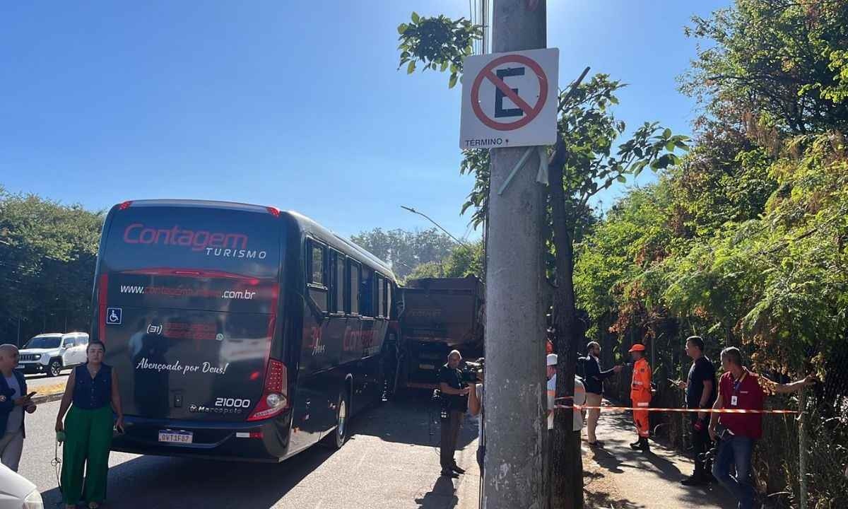 Sinalização no local do acidente na Avenida Deputado Álvaro Antônio, bairro Indústrias I, na Região do Barreiro