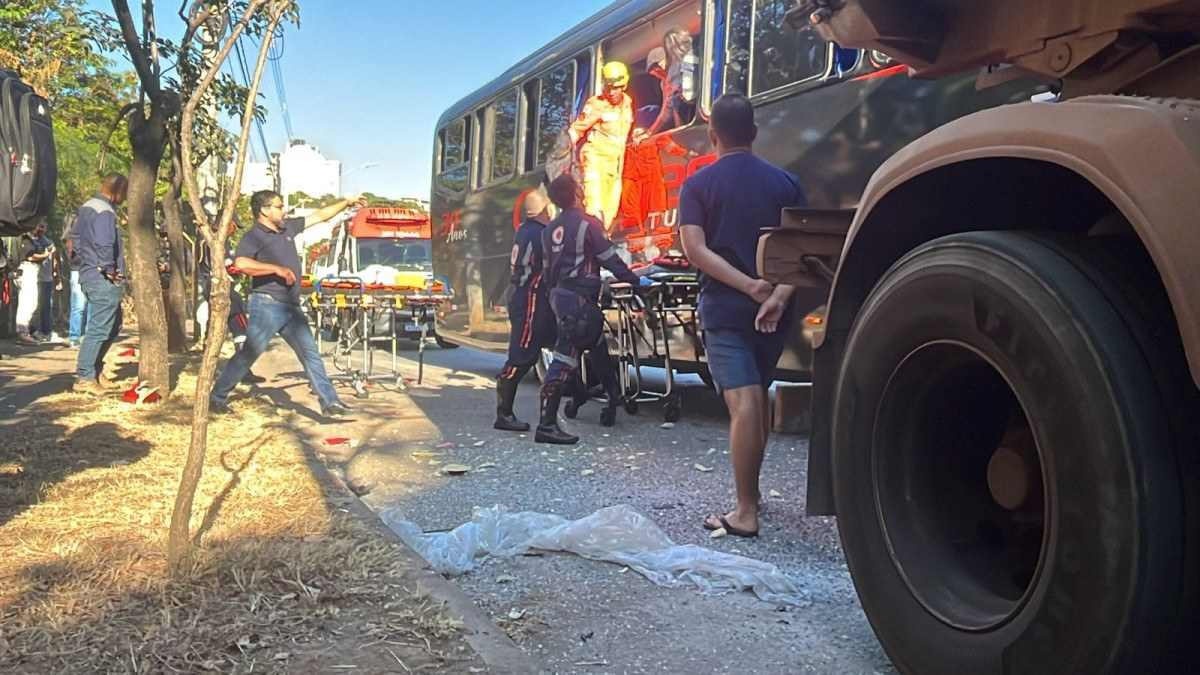 Bombeiros ajudando na retirada dos passageiros