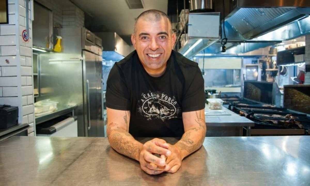 Chef Jefferson Rueda, do restaurante A Casa do Porco, vai comandar uma estação no Fuegos Festival, em BH -  (crédito: Rogério Gomes/Divulgação)