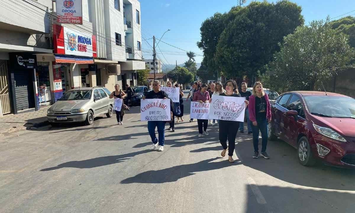 Professores sairam em caminhada até a Câmara, onde pediram apoio para o descongelamento das progressões -  (crédito: Brener Mouroli)