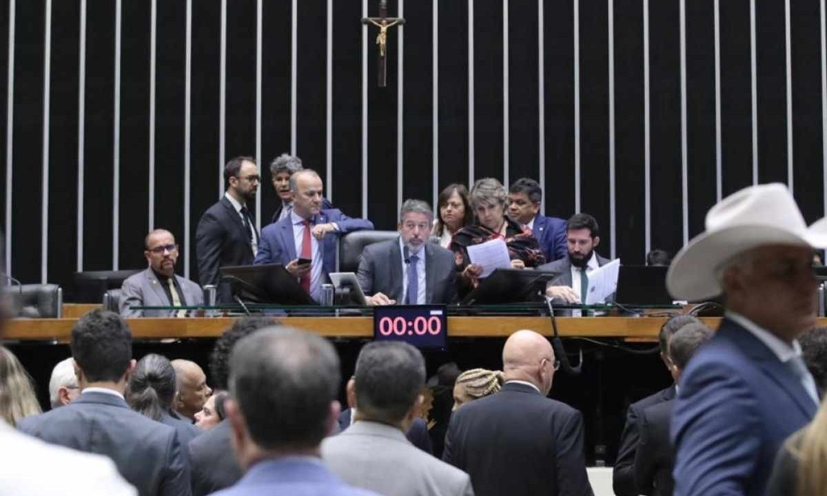 Deputados aprovaram projeto que cria arcabouço em caso de crise climática -  (crédito: Zeca Ribeiro/Câmara dos Deputados)