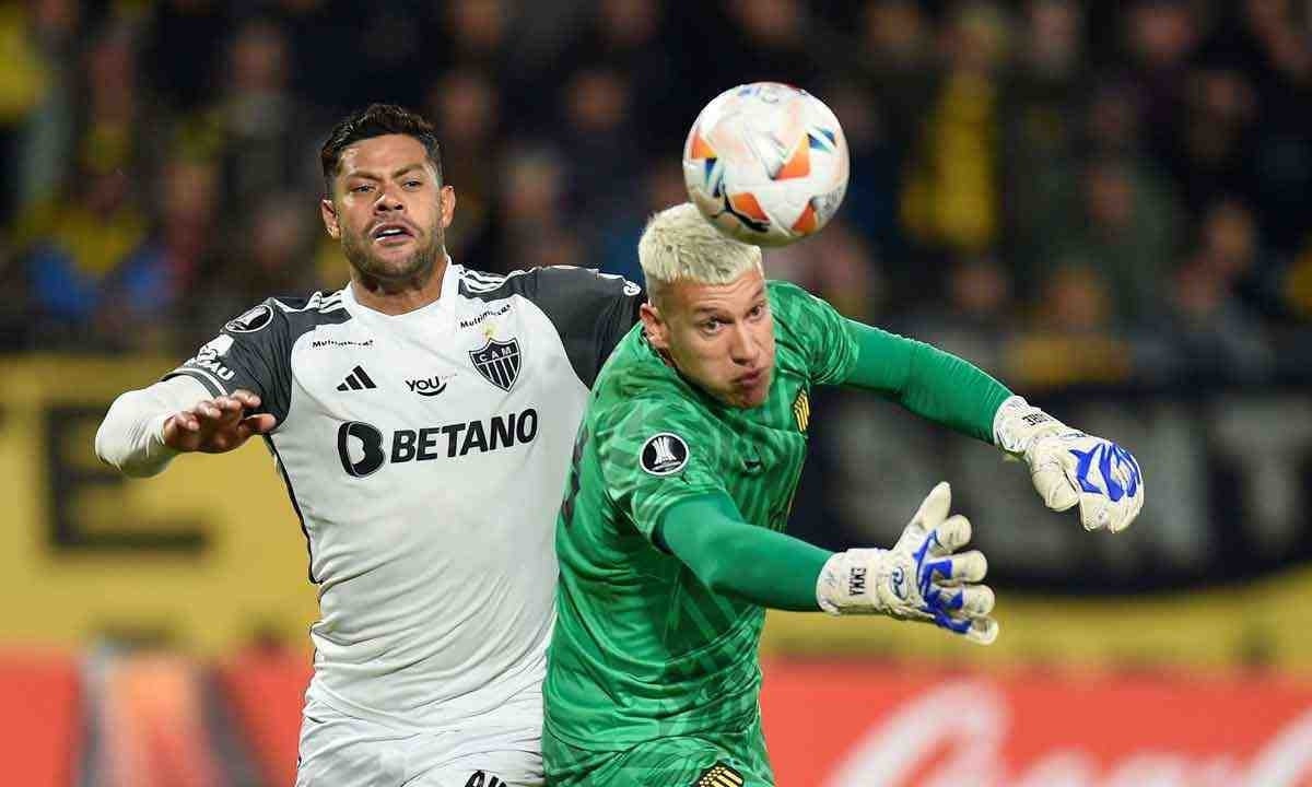 Hulk teve atuação apagada diante do Peñarol e pouco incomodou o goleiro Aguerre na partida desta terça-feira, no Uruguai, pela Libertadores -  (crédito: DANTE FERNANDEZ / AFP)