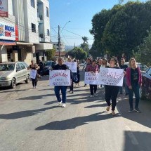 Professores de cidade mineira paralisam contra congelamento de benefícios - Brener Mouroli