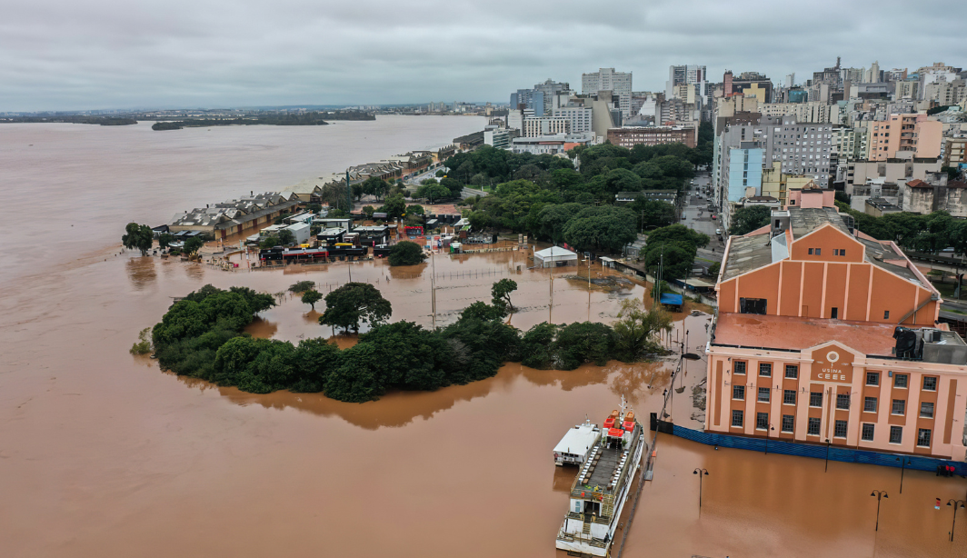 Porto Alegre tem lama e cheiro de peixe morto após recuo de alagamento - Foto: Gilvan Rocha/Agência Brasil