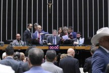 Deputados aprovam projeto que suspende dívida do RS por 3 anos