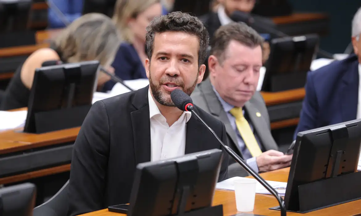 Boulos pede e conselho adia votação de Janones por suspeita de 'rachadinha'