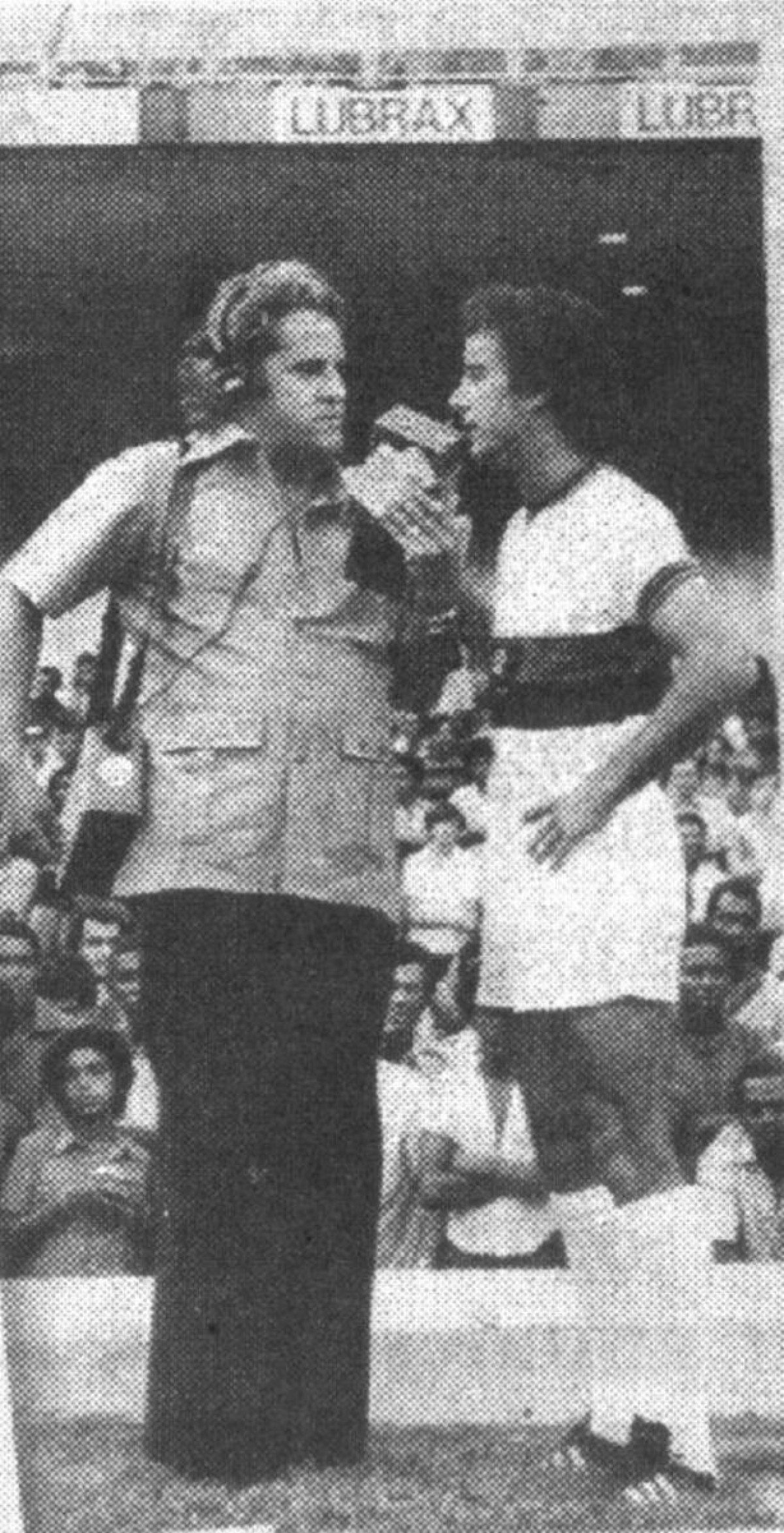 Foto em preto e branco mostra Apolinho entrevistando um jogador no Maracanã