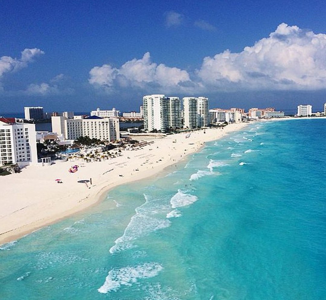 E o turismo voltado para a natureza, com destaque para as belas praias de Cancún, sempre muito procuradas por turistas de várias partes do mundo.-Irving Huertas wikimedia commons