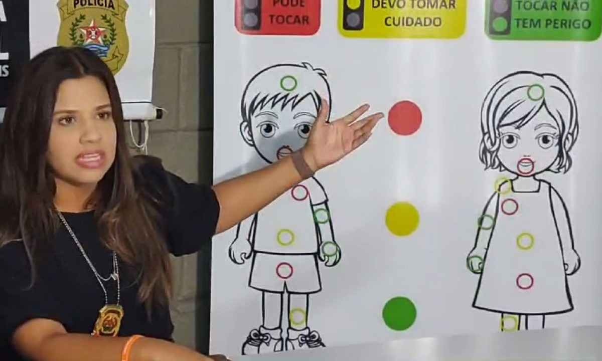 Delegada Letícia Müller mostrando o "Semáforo do Toque",