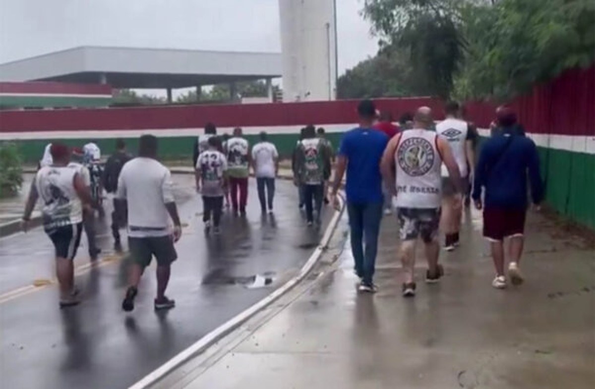 Grupo de torcedores protesta no Centro de Treinamento do Fluminense