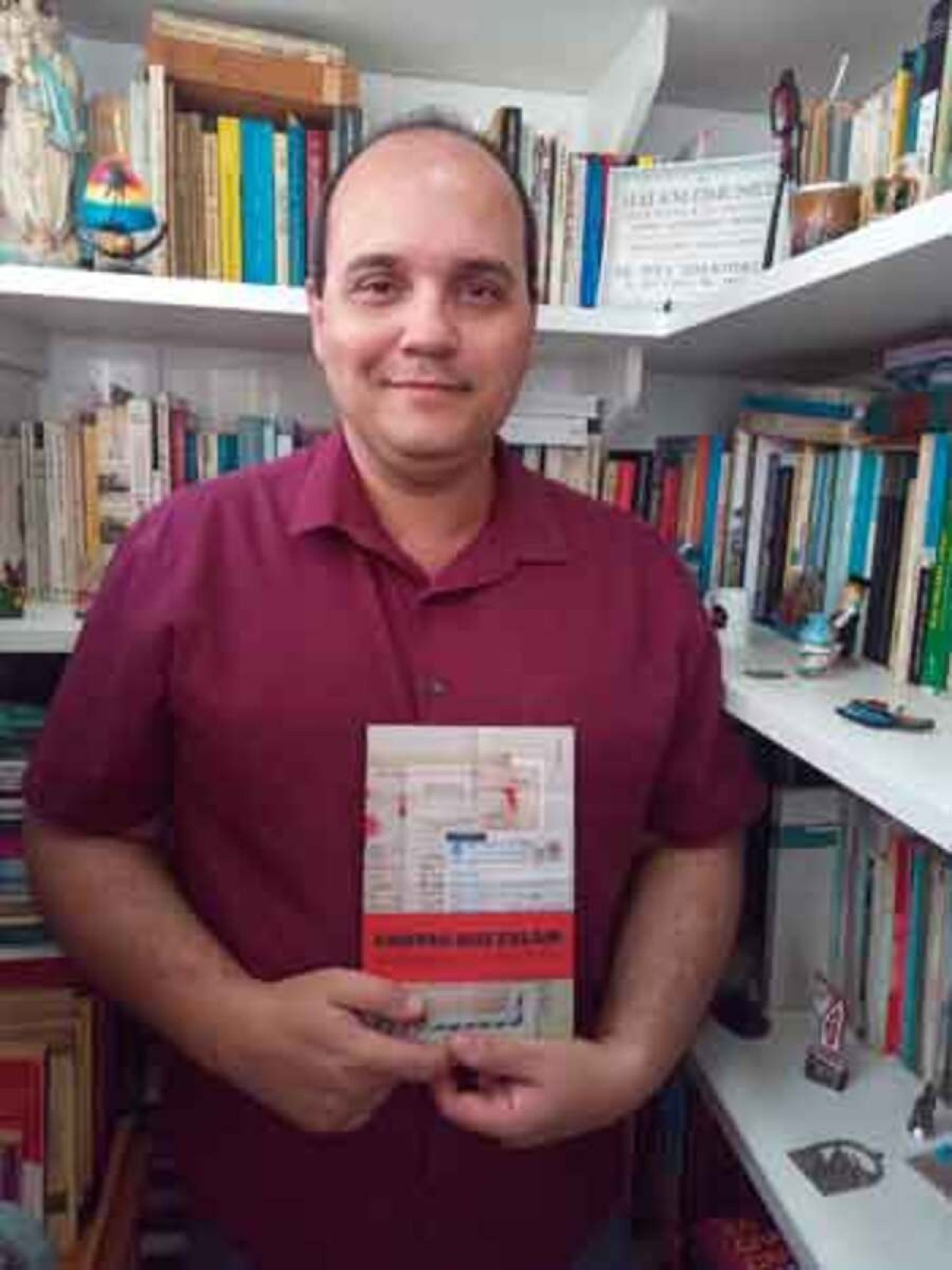 Professor da UFMG lança livro e faz palestra sobre 'O que dizem as cartas'