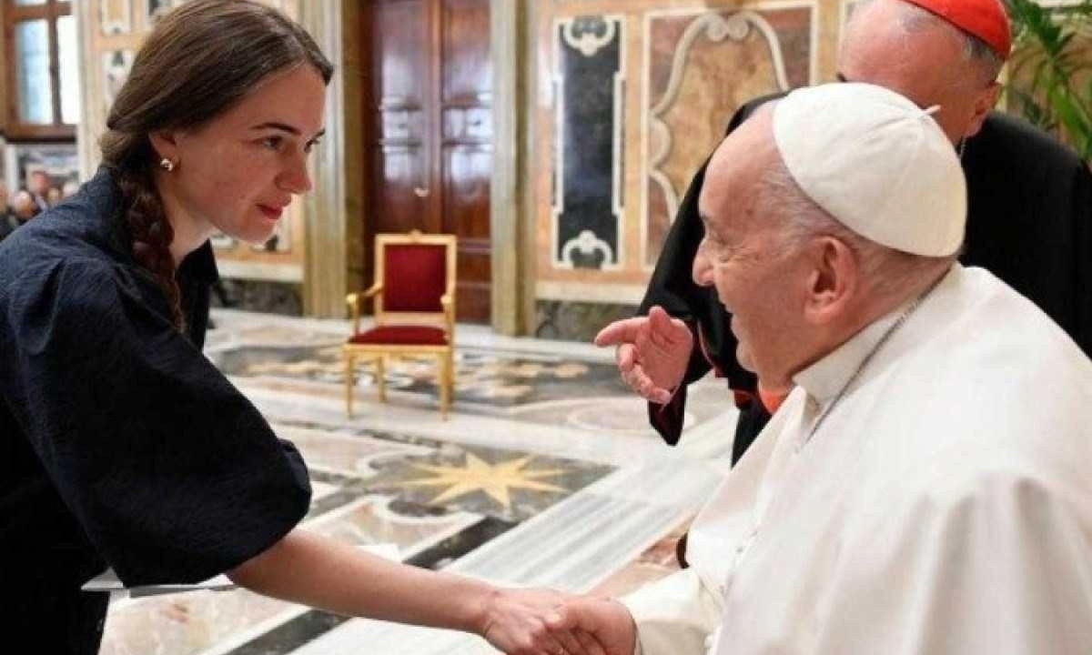 Oleksandra Matviichuk cumprimenta Francisco: 'Eu disse a ele que milhões de pessoas na Ucrânia estão sofrendo e precisam dele' -  (crédito: Vatican News)