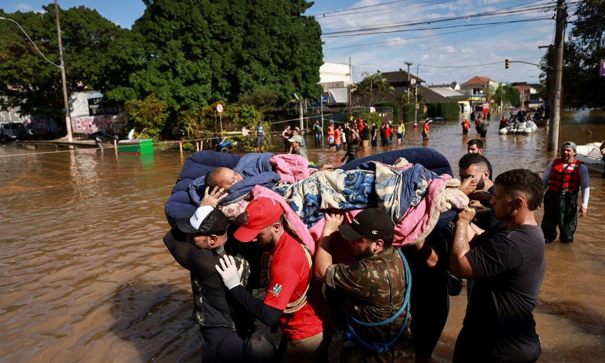 Foto aérea mostra situação em Porto Alegre: comprometimento dos sistemas de saneamento, coleta de lixo e fornecimento de água após enchentes afeta saúde da população -  (crédito: Reuters)