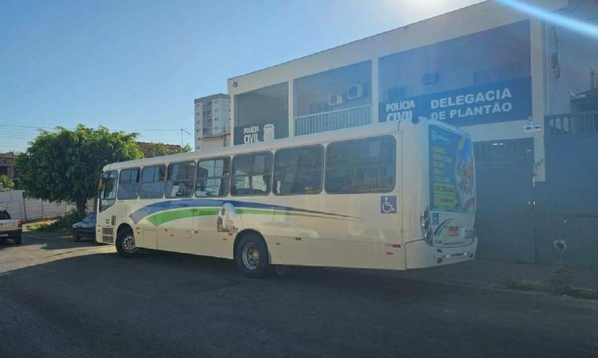 Ônibus ficou na delegacia enquanto motorista e suspeito prestavam depoimento -  (crédito: Reprodução/Redes sociais)