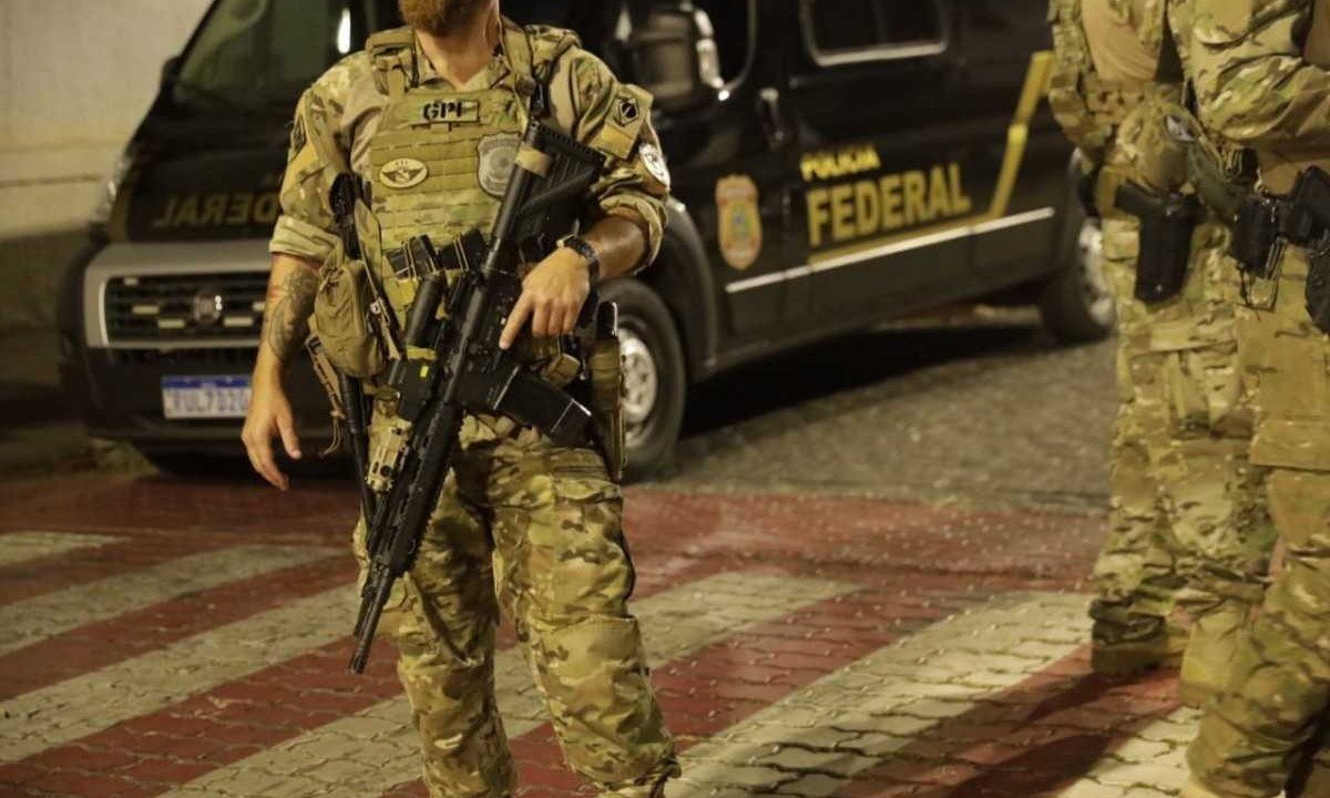 Ao menos 450 policiais cumprem mais de 200 mandados de prisão preventiva e de busca e apreensão em cidades de Minas Gerais e Rio de Janeiro -  (crédito: PF/Divulgação)