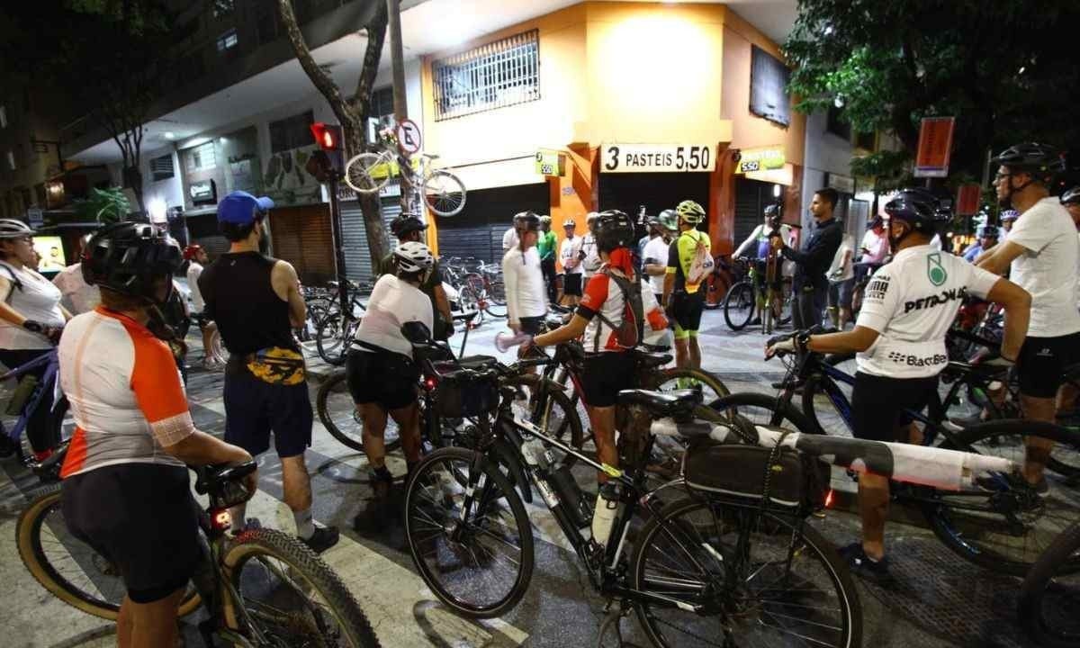 Ciclistas de BH se uniram em ato silencioso na Região Central de BH na noite dessa quarta-feira (15/5) -  (crédito: Marcos Vieira/EM/DA Press)