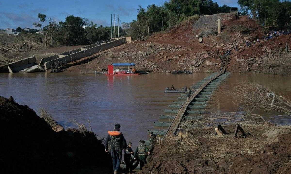 O número de mortos pelas enchentes que atingem as cidades do Rio Grande do Sul já somam 151 mortes conforme boletim de ocorrência divulgado na manhã desta quinta-feira (16/05) -  (crédito: NELSON ALMEIDA / AFP)
