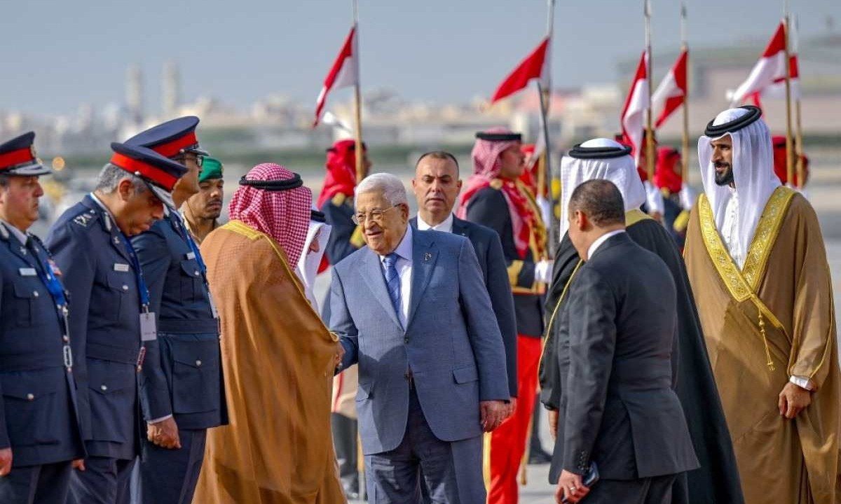 Mahmud Abbas, de terno claro, chega ao 33° encontro da liga árabe -  (crédito: Bahrain News Agency/AFP PHOTO / BNA)