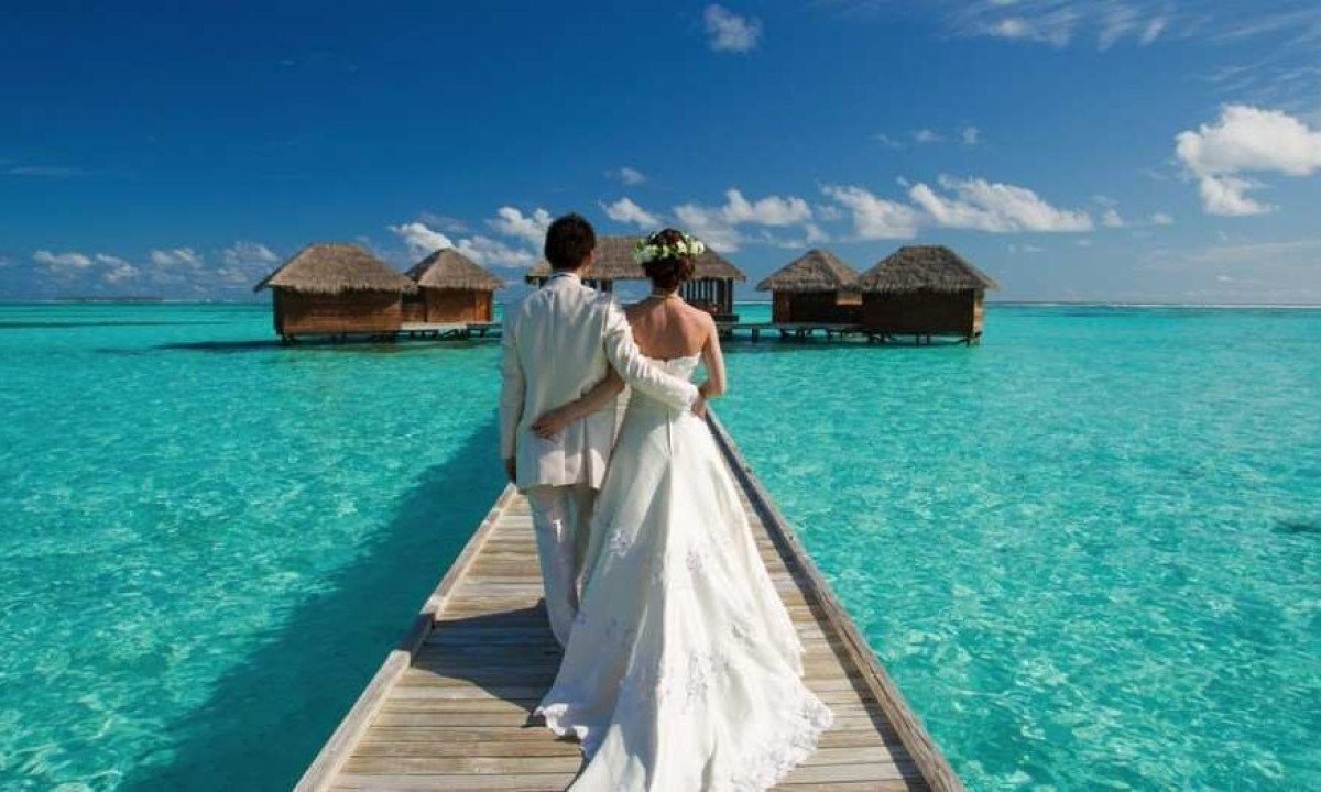 Já se imaginou dizer o sim para a pessoal amada diante deste mar azul-turquesa da Maldivas?  -  (crédito: Maldives Weedings/Divulgação)