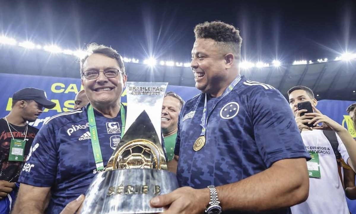 Pedro Lourenço e Ronaldo seguram a taça de campeão da Série B -  (crédito:  CRIS MATTOS/Staff Images/Cruzeiro)