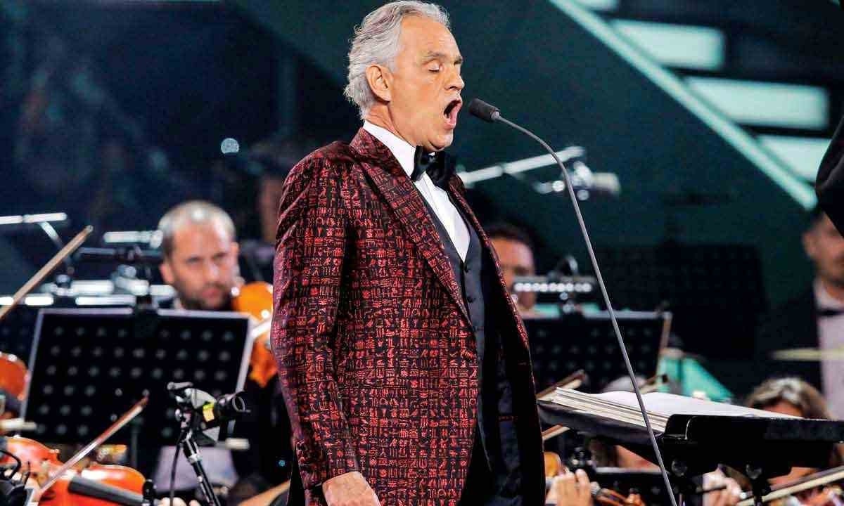 Andrea Bocelli tem mais de 90 milhões de discos vendidos e é considerado o maior tenor em atividade -  (crédito: Javier Torres 26/2/2024/ AFP)