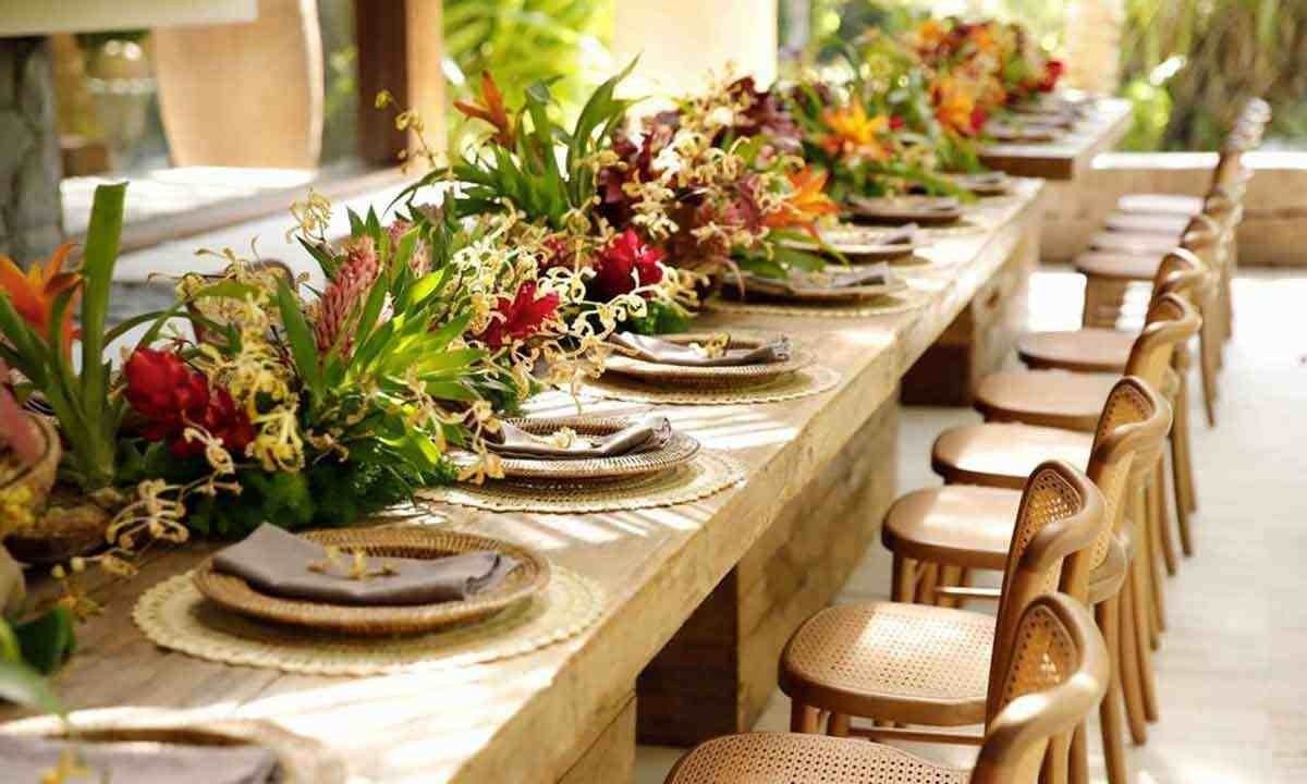 Decoração mais rústica com plantas tropicais é boa pedida para casamento na praia -  (crédito: rockstage produções/divulgação)