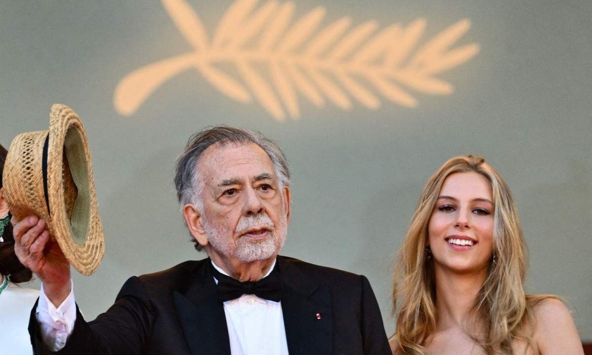 Francis Ford Coppola, ao lado da neta Romy, filha da cineasta Sofia Coppola, cumprimenta o público em Cannes -  (crédito: Christophe Simon/AFP)