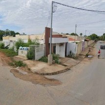 Assaltantes fazem família refém e roubam R$300 mil em cheques e 20 óculos - Google Street View