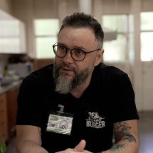 O chef gaúcho que perdeu restaurantes nas enchentes e foi cozinhar para centenas de desabrigados -  João da Mata/BBC News Brasil