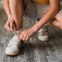 Usar o sapato maior que o pé interfere no desenvolvimento das crianças? - Freepik